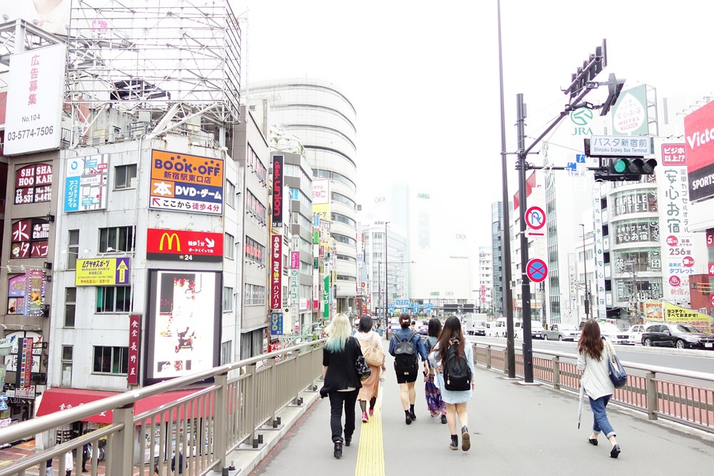 東京自由行 | 新宿一日遊。100日幣商店超好買、百貨公司、置物櫃