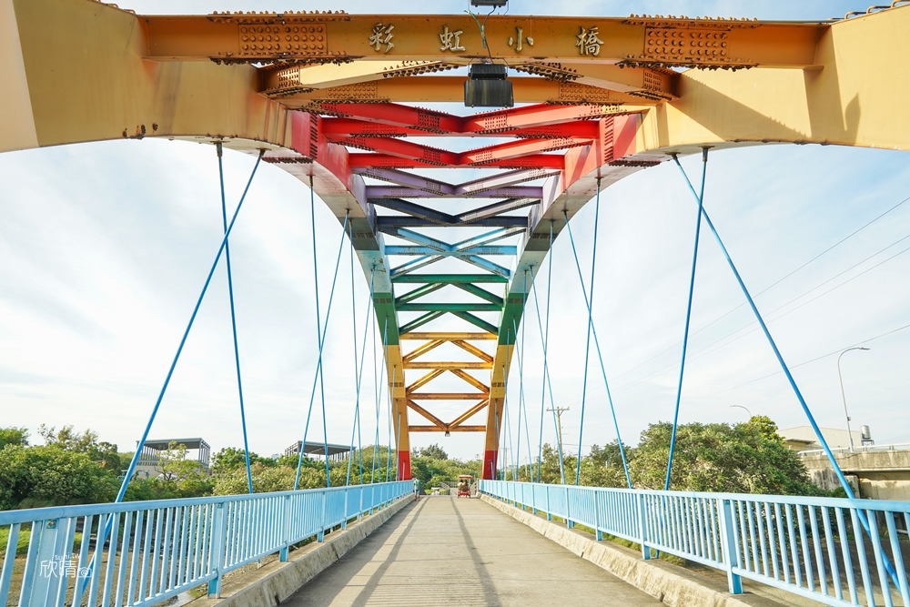 新竹香山景點推薦｜彩虹小橋~17公里海岸線旁的七彩橋樑！