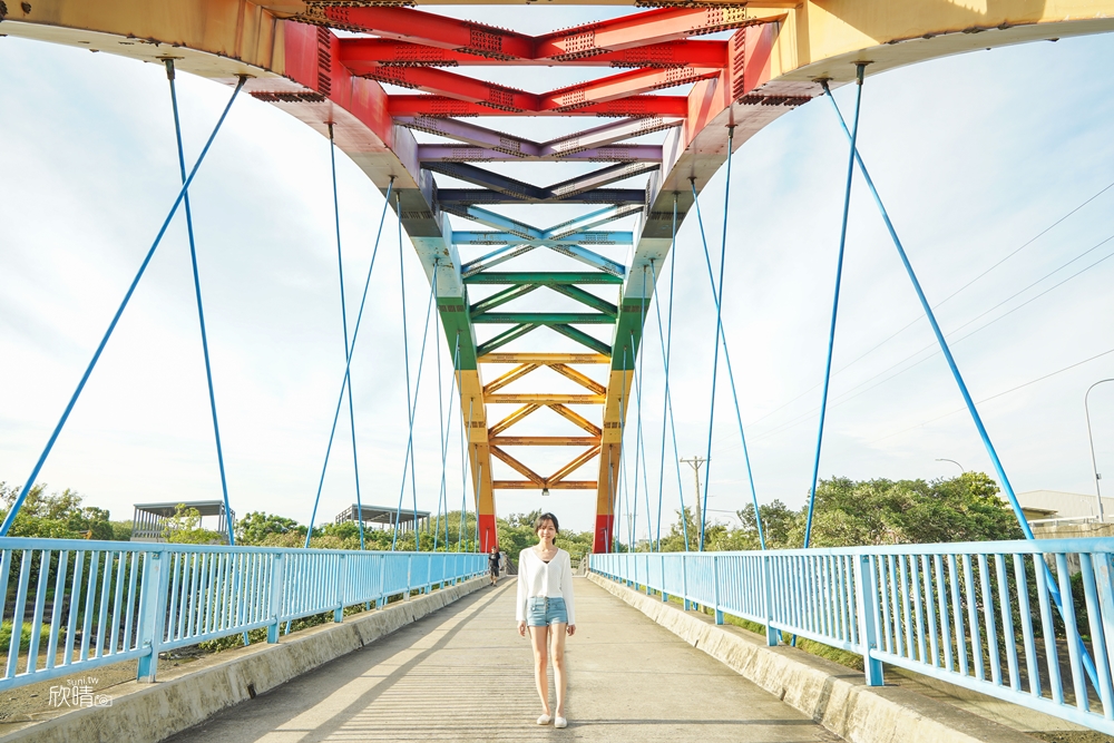 新竹香山景點推薦｜彩虹小橋~17公里海岸線旁的七彩橋樑！