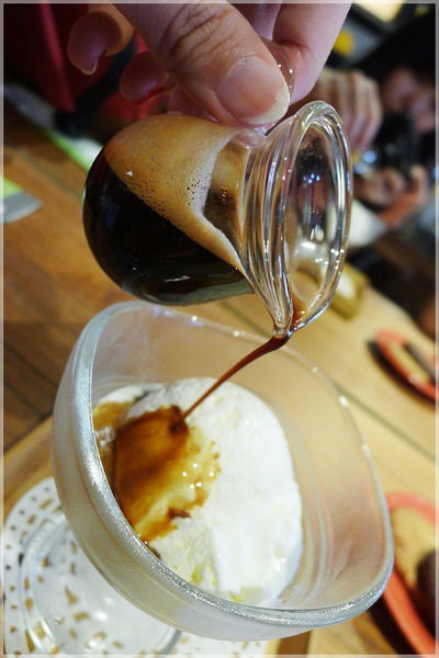 西門町下午茶 | 烤香OVEN COFFEE。木製風格平價咖啡廳(含菜單Menu價位)