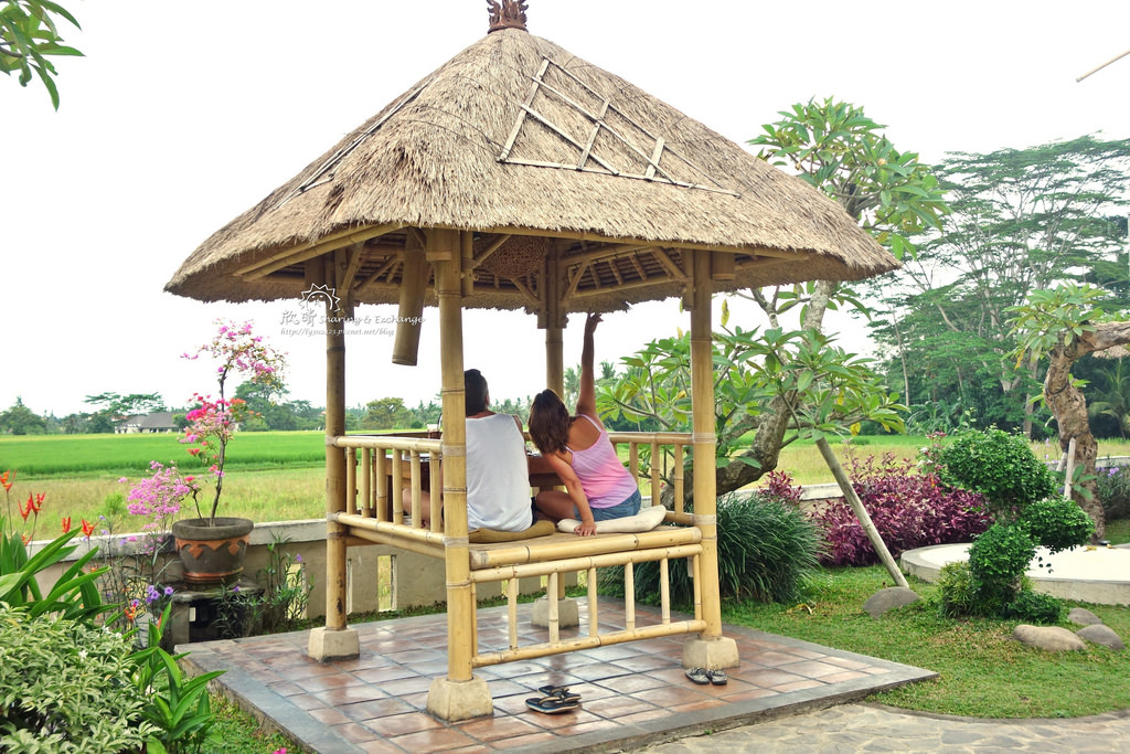 峇厘島美食 | 小池上的木屋裡享用美食 Bebek Teba Sari Restaurant推薦
