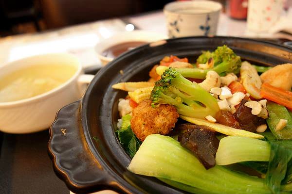|中山區素食綠苗創意蔬食料理+素食+臭豆腐+陶鍋飯+菜單 Menu+報導