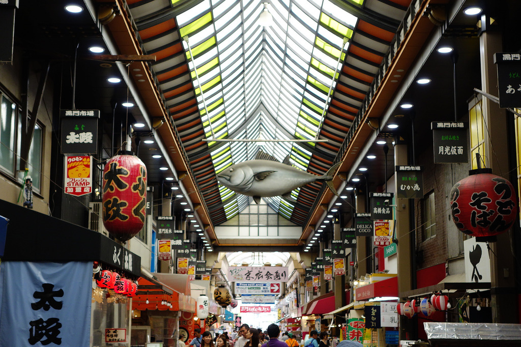 |大阪美食|黑門市場+來這裡吃新鮮生魚片+黑門三平、黑門中川、便宜的褲襪店、190年的歷史與傳統