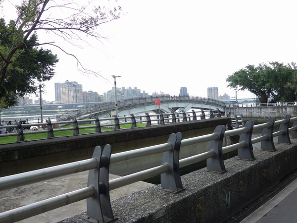 台北旅遊景點 | 大稻埕碼頭自行車步道。假日休閒騎腳踏車延三夜市美食