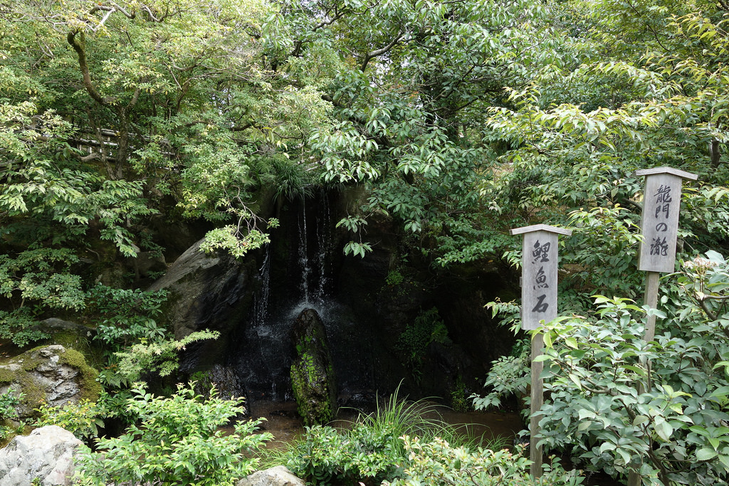 |京都景點|金閣寺。就連水面中的倒影都覺得別有一番風味，但我的金閣寺呢XD