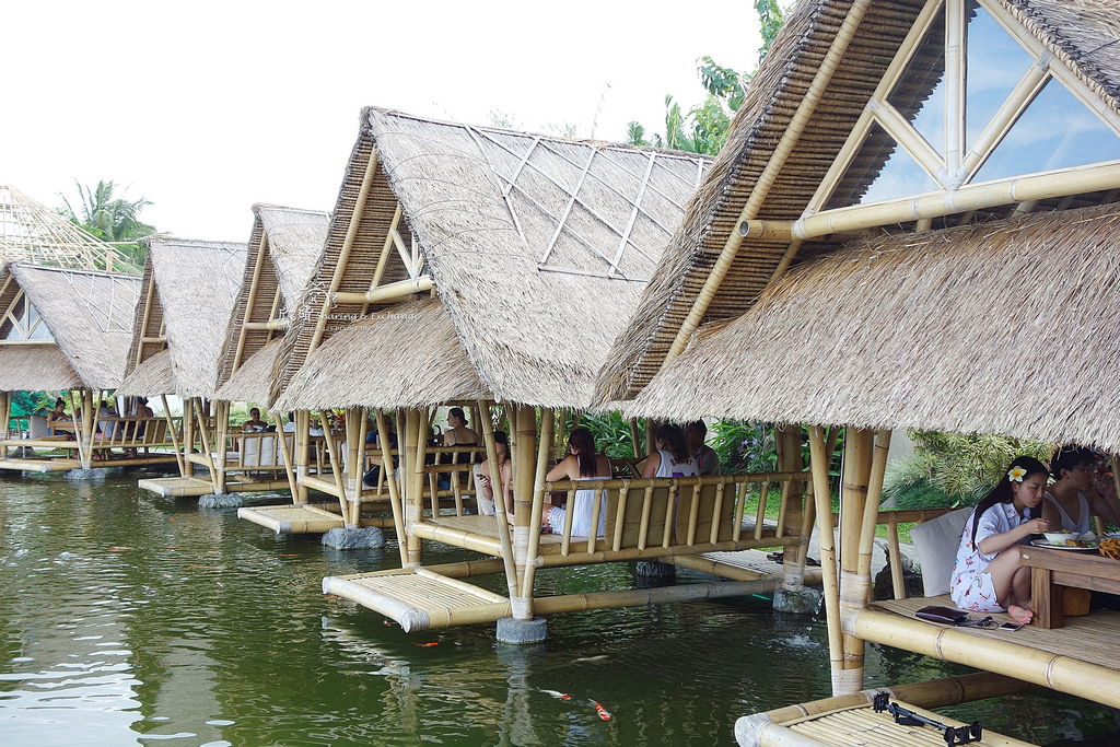 峇厘島美食 | 小池上的木屋裡享用美食 Bebek Teba Sari Restaurant推薦