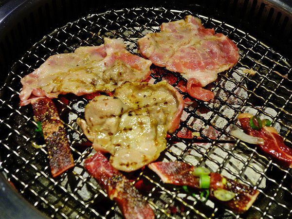 |大安區燒烤|好客-酒吧燒烤(忠孝店)+鯨魚吃小魚+東區+忠孝敦化