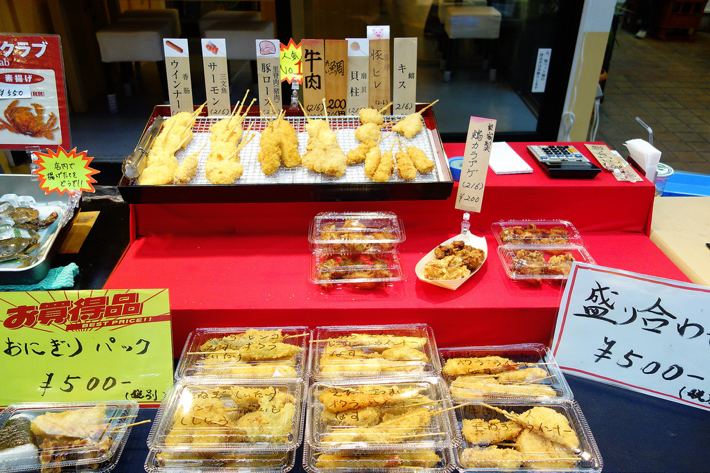 |大阪美食|黑門市場+來這裡吃新鮮生魚片+黑門三平、黑門中川、便宜的褲襪店、190年的歷史與傳統