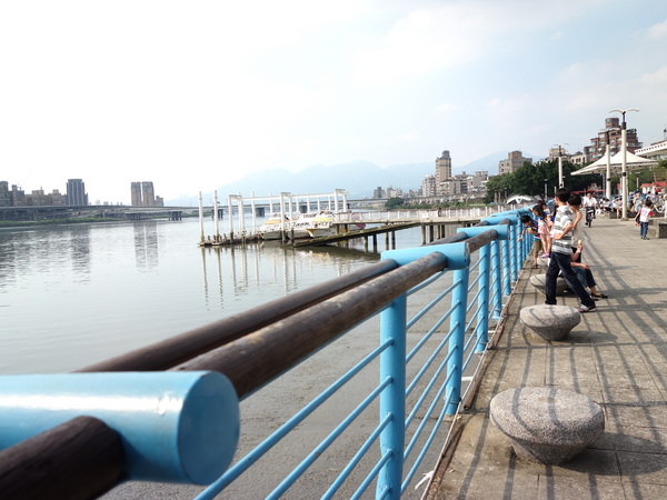 台北旅遊景點 | 大稻埕碼頭自行車步道。假日休閒騎腳踏車延三夜市美食