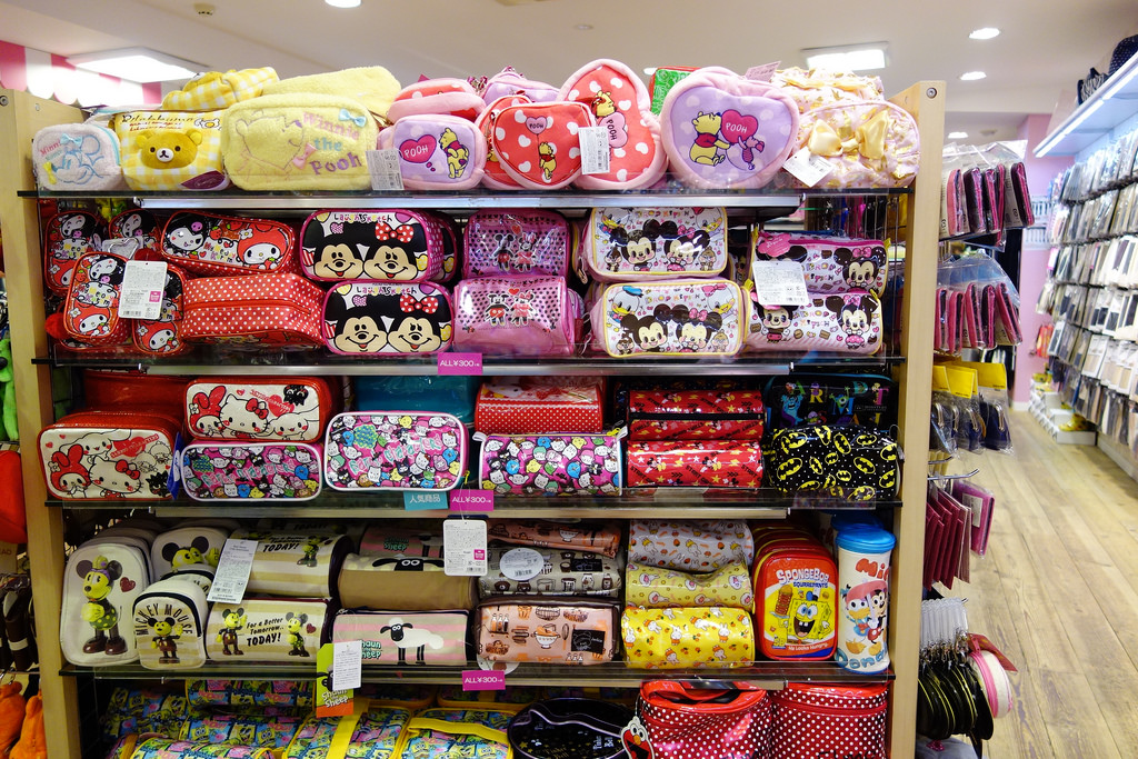|日本購物|大阪難波美國村+三日月百子ミカヅキモモコMIKAZUKI MOMOKO全部商品300日幣，大推這家店面！