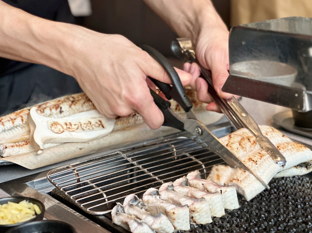 首爾本家鰻魚桌邊服務剪鰻魚專業烤鰻