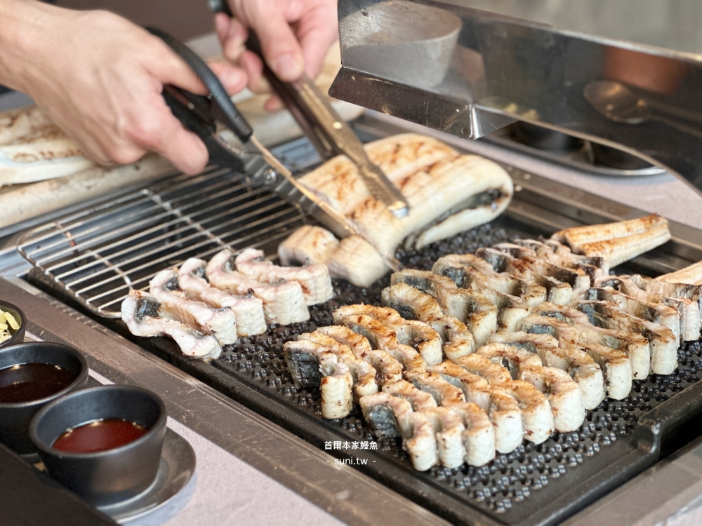 首爾本家鰻魚炭烤網上烤鰻魚桌邊照料