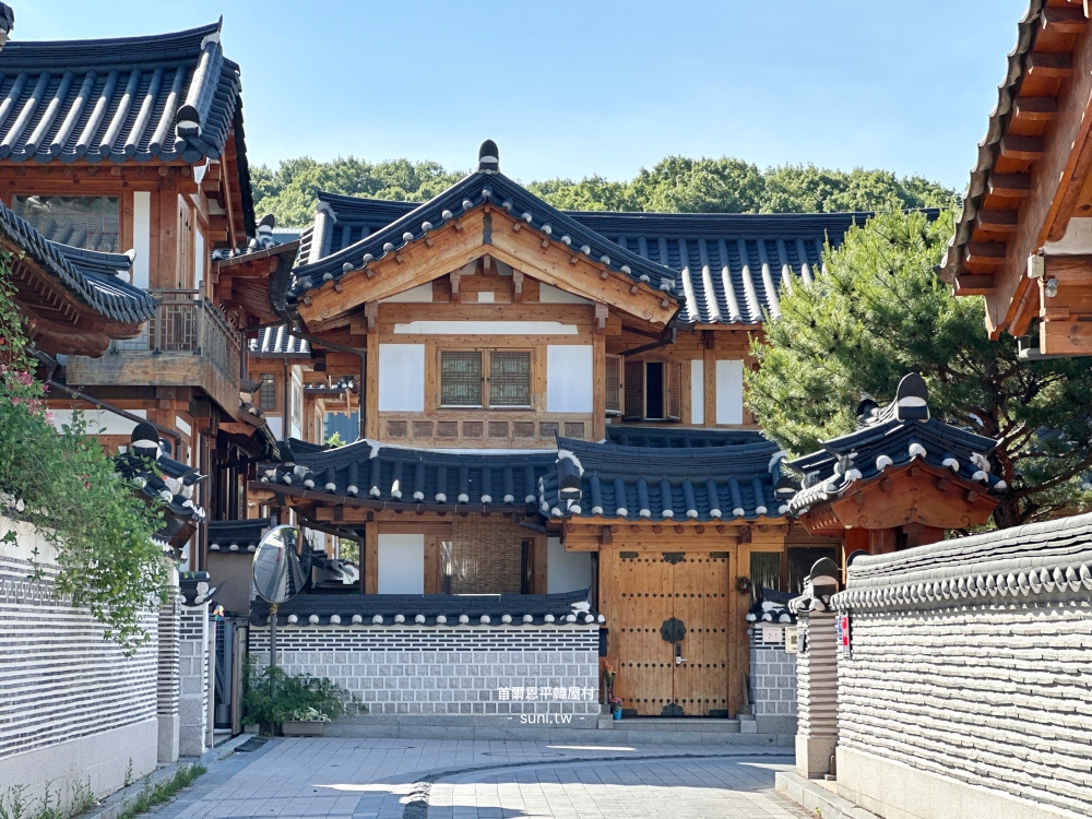 首爾恩平韓屋村二層韓屋建築木構灰瓦街景