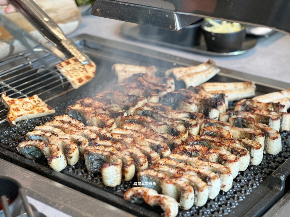 首爾本家鰻魚烤至金黃焦香鰻魚炭烤最佳熟度