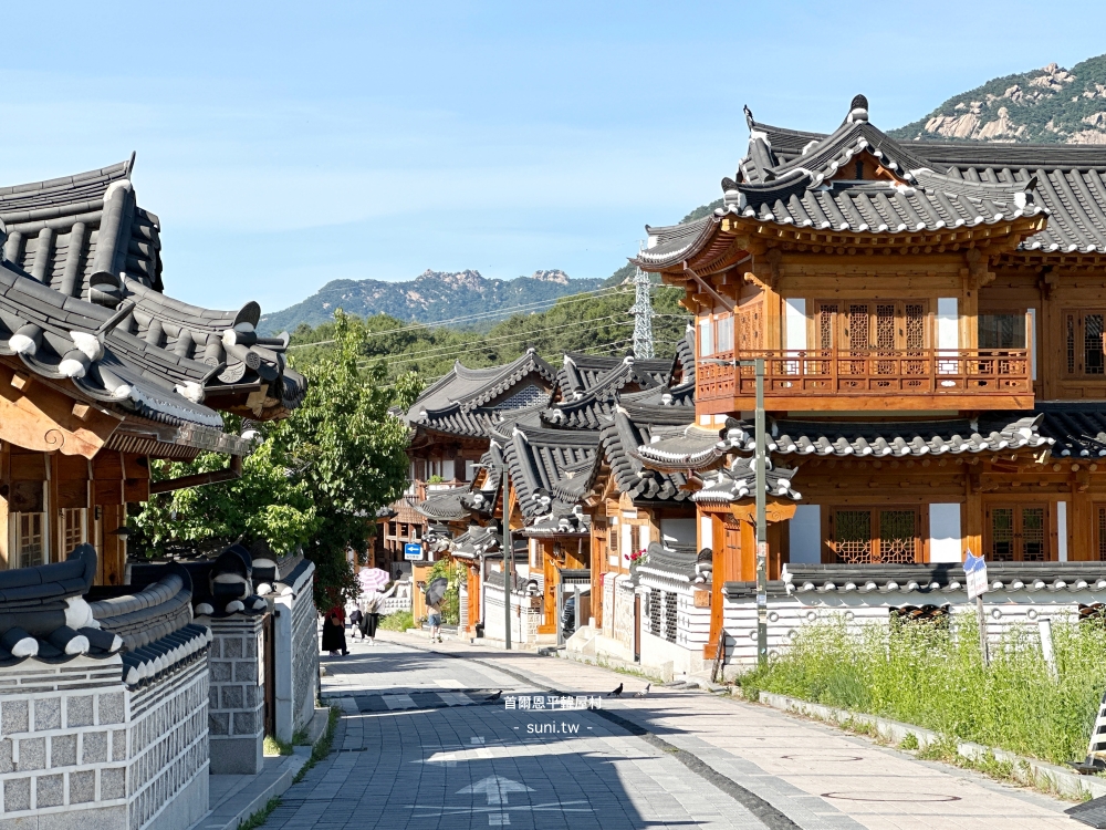 首爾恩平韓屋村主街道韓屋二層北漢山背景