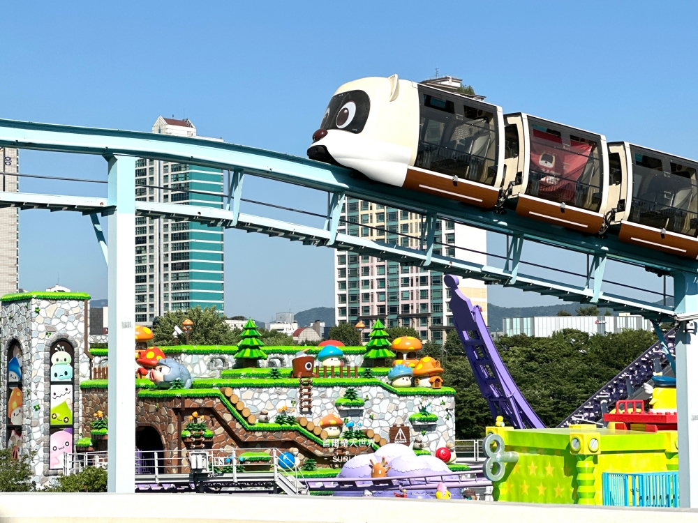 首爾樂天世界魔法島熊貓單軌列車