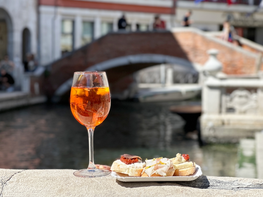 Aperol Spritz配Cicchetti威尼斯河道橋邊