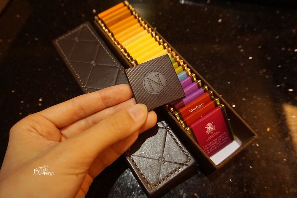 比利時巧克力 | Neuhaus紐豪斯。珠寶裡盒彩色片裝巧克力 @欣晴。美食旅遊生活分享