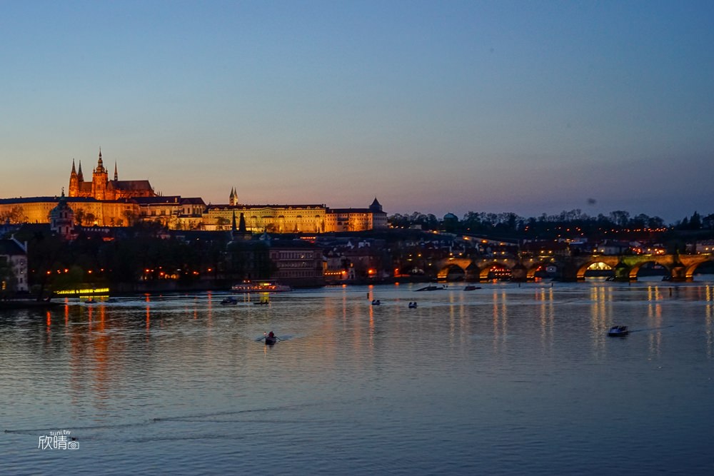 捷克布拉格夜景推薦｜浪漫晚霞、遠眺城堡區與查理大橋！連接布拉格城堡區、老城區的通道(拍照點)