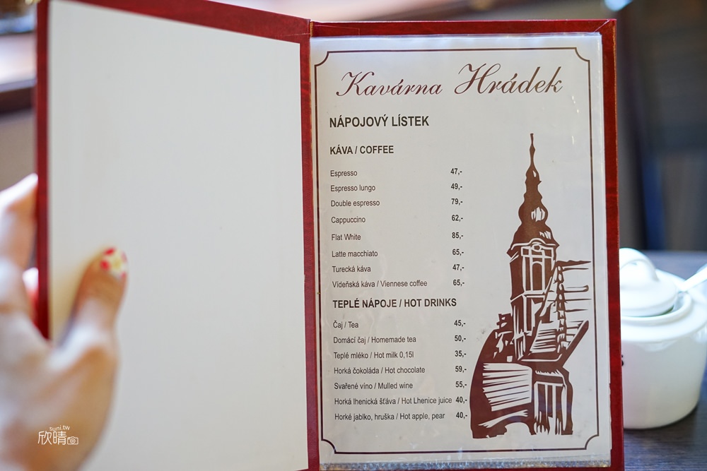 捷克庫倫洛夫CK小鎮咖啡廳｜Cafe Hrádek。彩繪塔旁的古典咖啡廳~咖啡加蛋糕只要85克朗(菜單menu價錢)