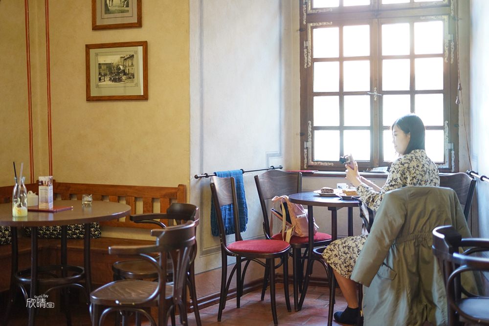 捷克庫倫洛夫CK小鎮咖啡廳｜Cafe Hrádek。彩繪塔旁的古典咖啡廳~咖啡加蛋糕只要85克朗(菜單menu價錢)
