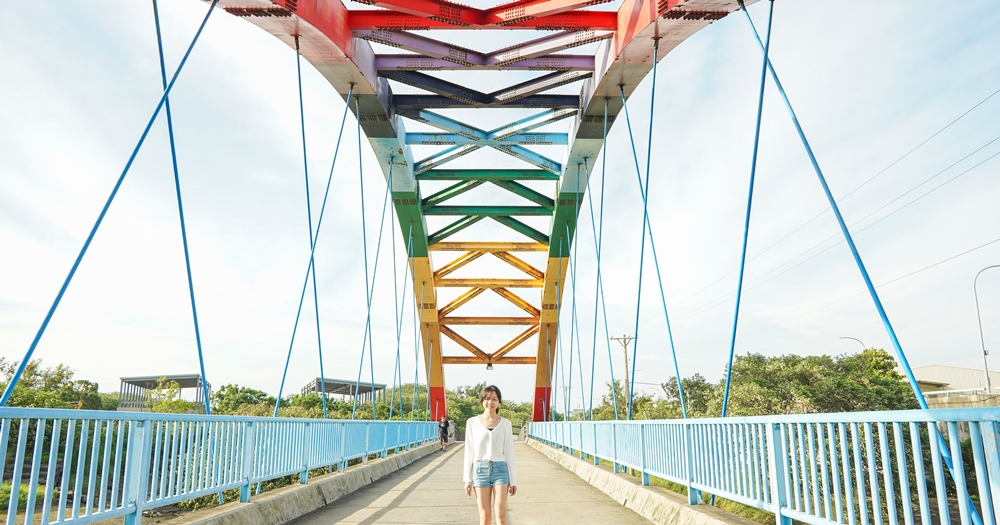 新竹香山景點推薦｜彩虹小橋~17公里海岸線旁的七彩橋樑！ @欣晴。美食旅遊生活分享