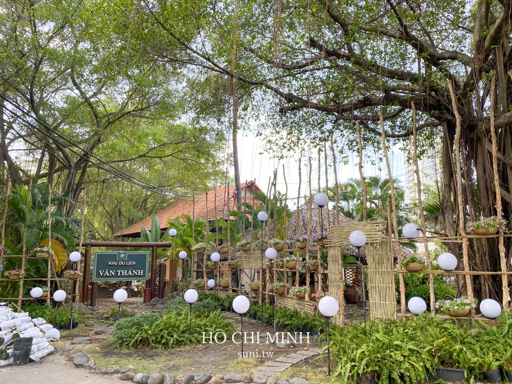 胡志明景點推薦｜Van Thanh Tourist Village。與地標塔合影~世外桃源的親子景點