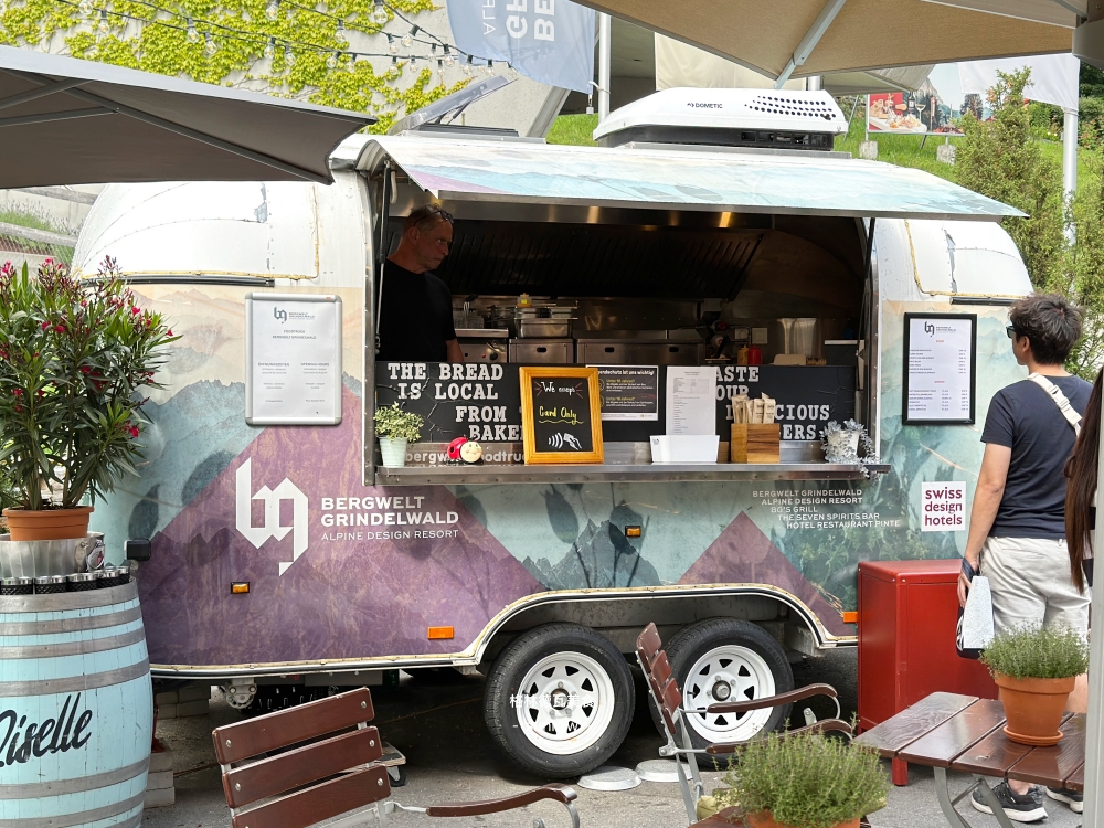 Bergwelt Grindelwald Food Truck銀色圓弧拖車外觀品牌商標木桶植栽