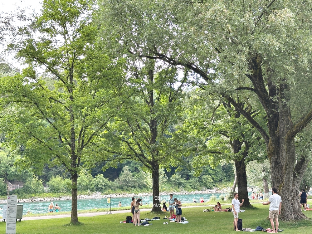 Marzili草坪伯恩市民夏天野餐曬太陽Aare河畔