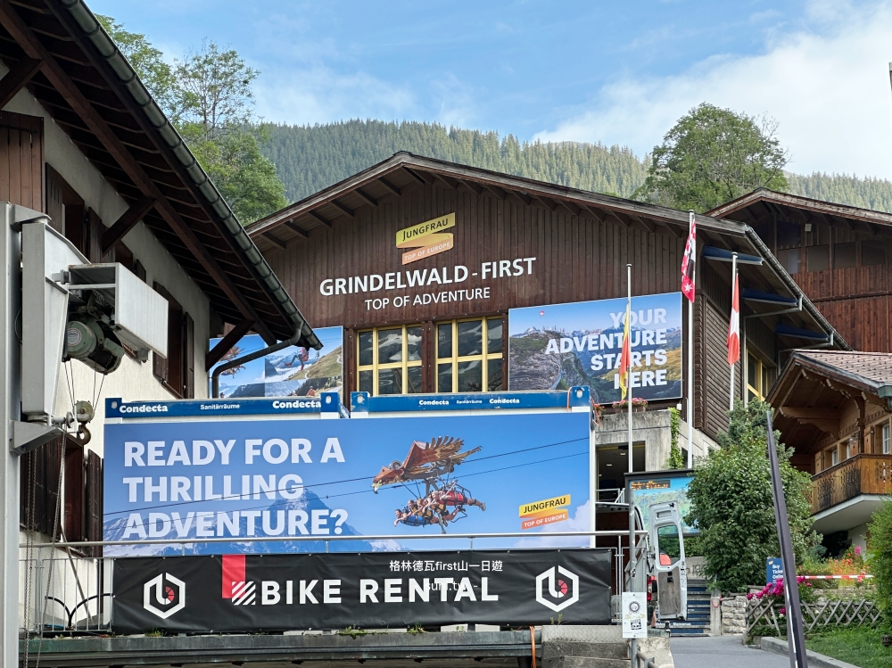 格林德瓦First山Firstbahn出發站Terminal TOP OF ADVENTURE招牌外觀Bike Rental