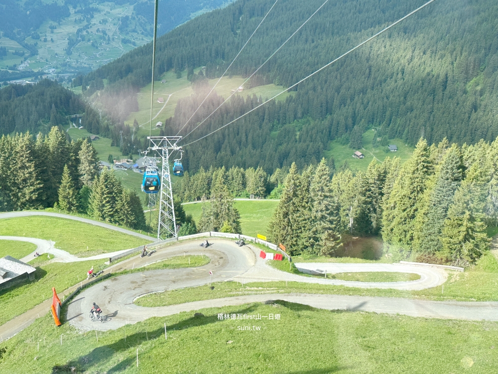 從Firstbahn俯瞰Mountain Cart卡丁車柏油軌道蜿蜒草坡格林德瓦山谷