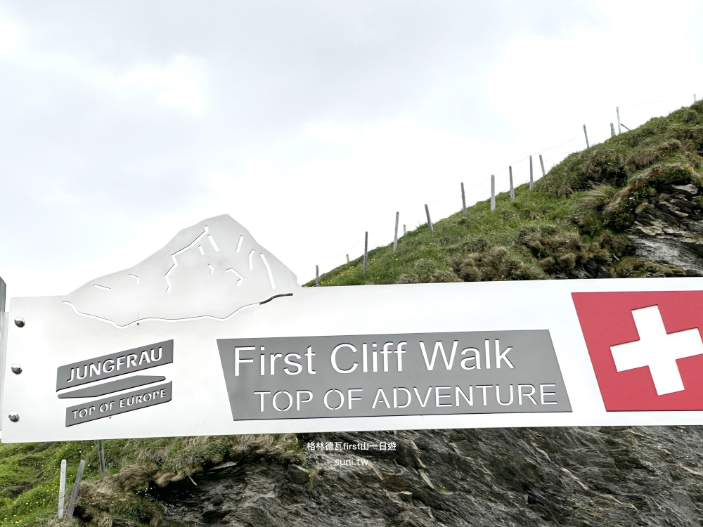 First Cliff Walk TOP OF ADVENTURE入口牌子Jungfrau瑞士國旗