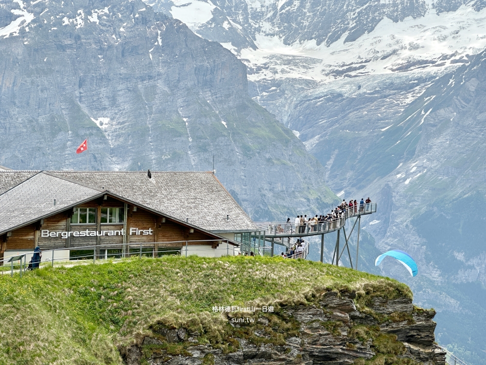 Bergrestaurant First外觀Cliff Walk懸台遊客滑翔傘山谷全景