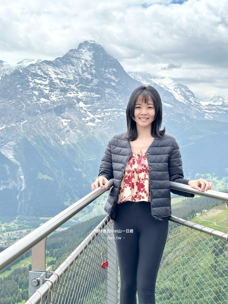 女生站在First Cliff Walk欄杆邊艾格峰格林德瓦山谷全景人像