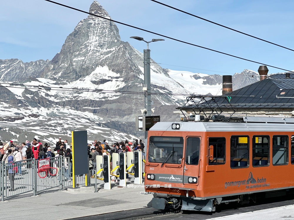 Gornergrat Bahn橘紅色列車月台馬特洪峰背景