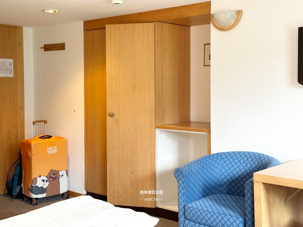 Hotel Tschuggen Garni房間木衣櫃收納空間行李箱藍色扶手椅
