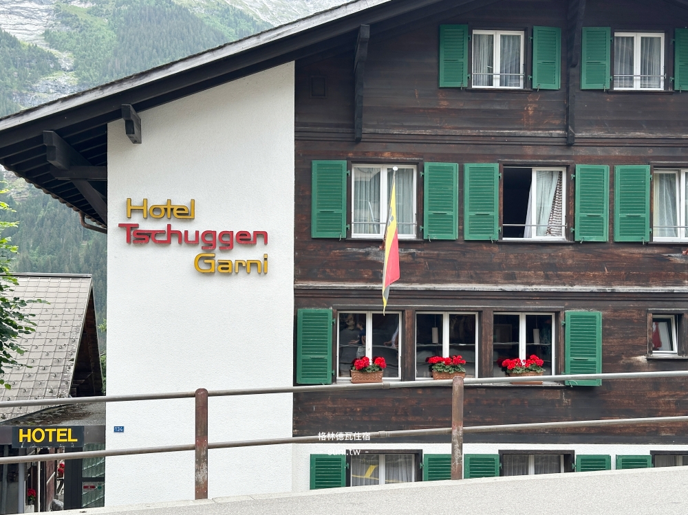 Hotel Tschuggen Garni格林德瓦住宿外觀木造建築綠色百葉窗招牌