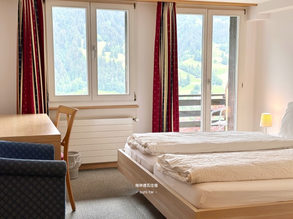 Hotel Tschuggen Garni標準雙人房木床三扇大窗山谷景觀