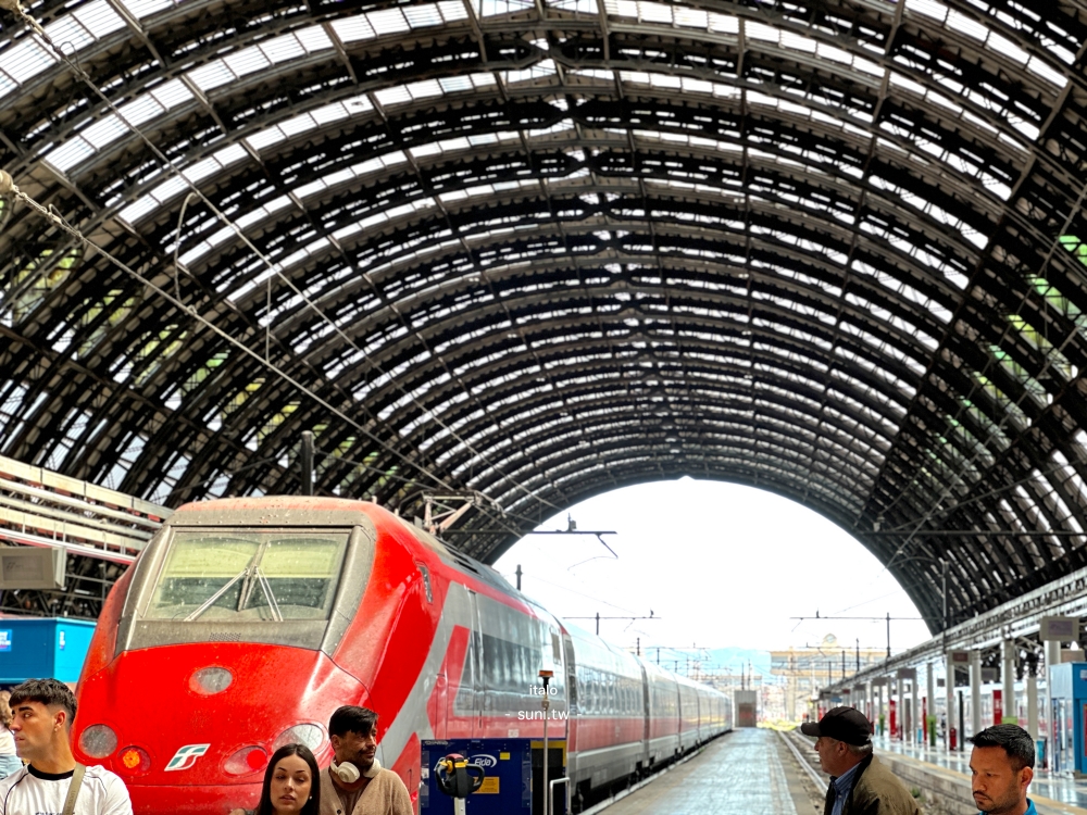 italo紅色列車停靠米蘭中央車站月台