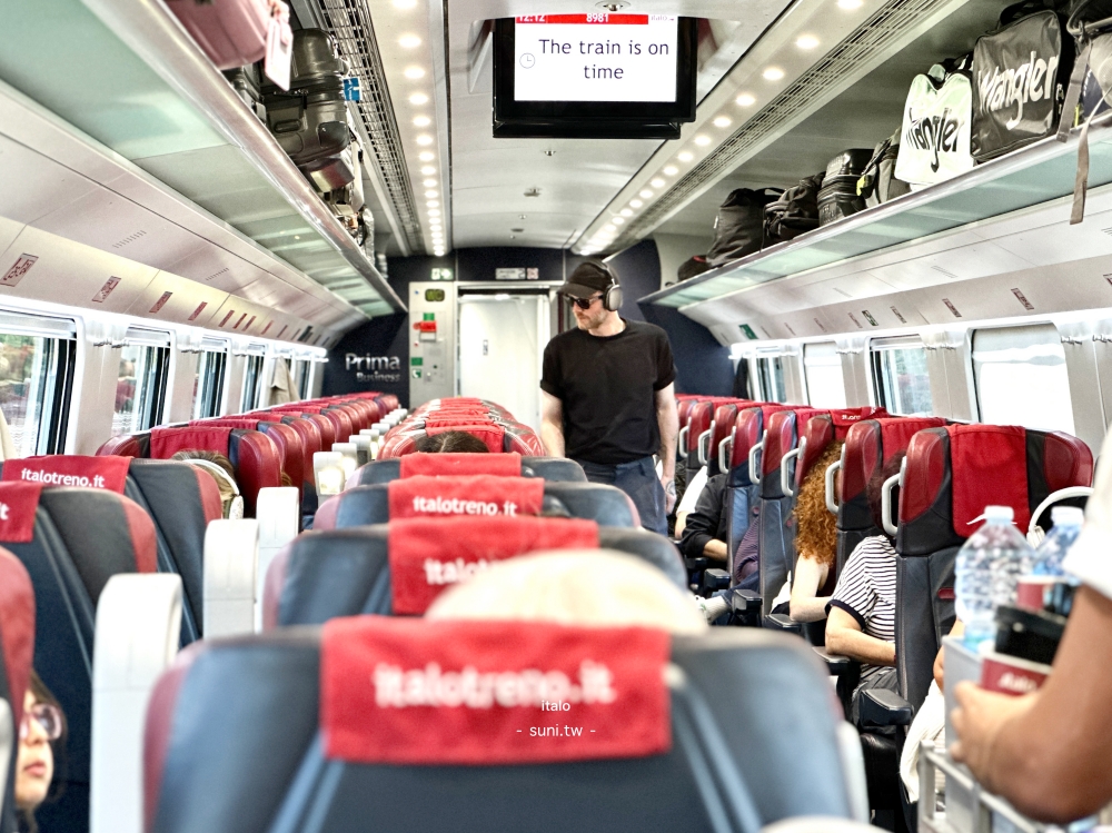 italo Prima商務艙車廂內部紅色座椅The train is on time