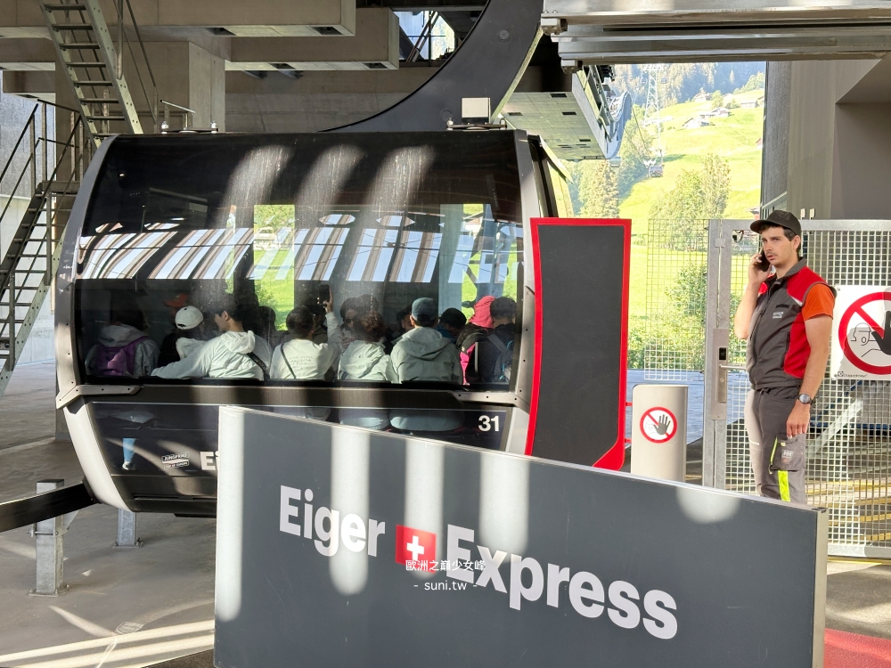 Eiger Express纜車艙體外觀格林德瓦山谷背景