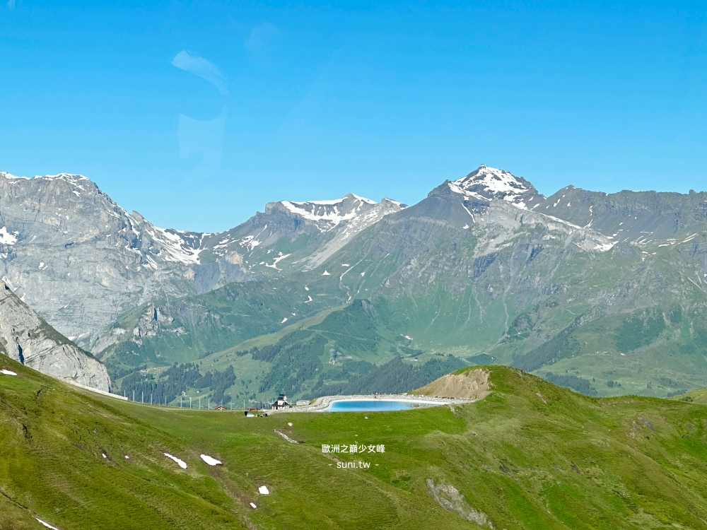 Eiger Express纜車窗外格林德瓦翠綠山谷藍色水庫俯瞰