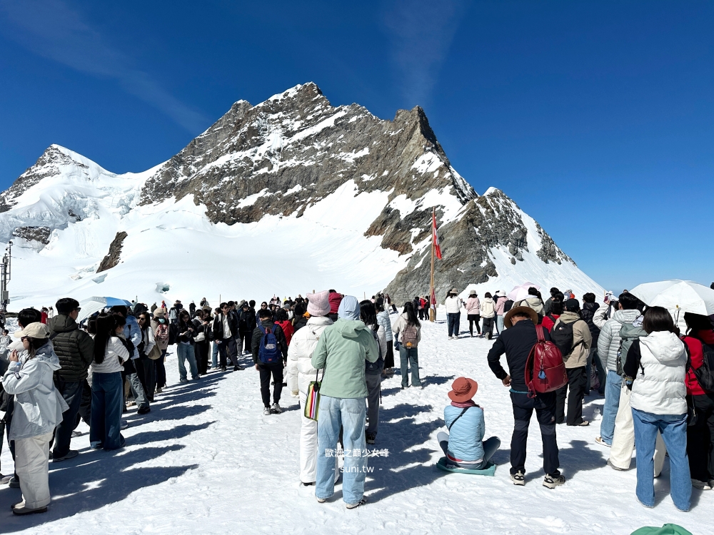 Glacier Plateau雪地人群少女峰峰頂背景瑞士旗