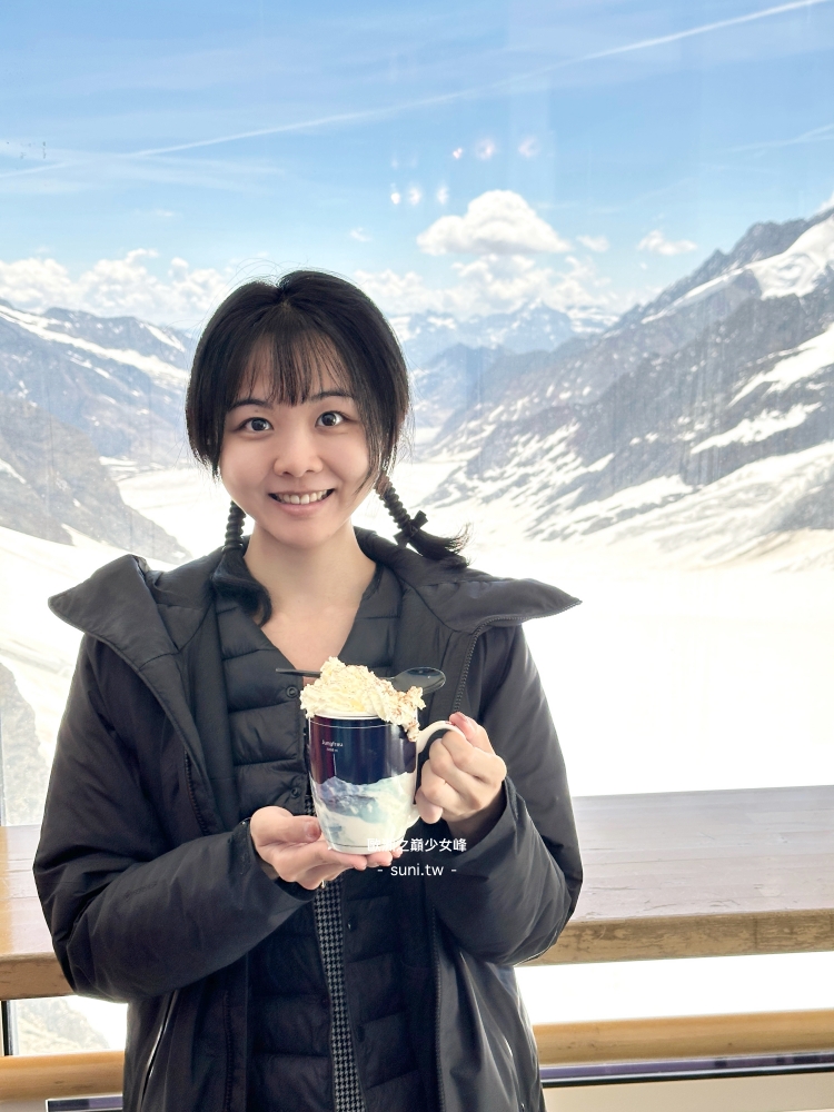 女生在少女峰山頂手持Top of Europe Coffee馬克杯紀念品