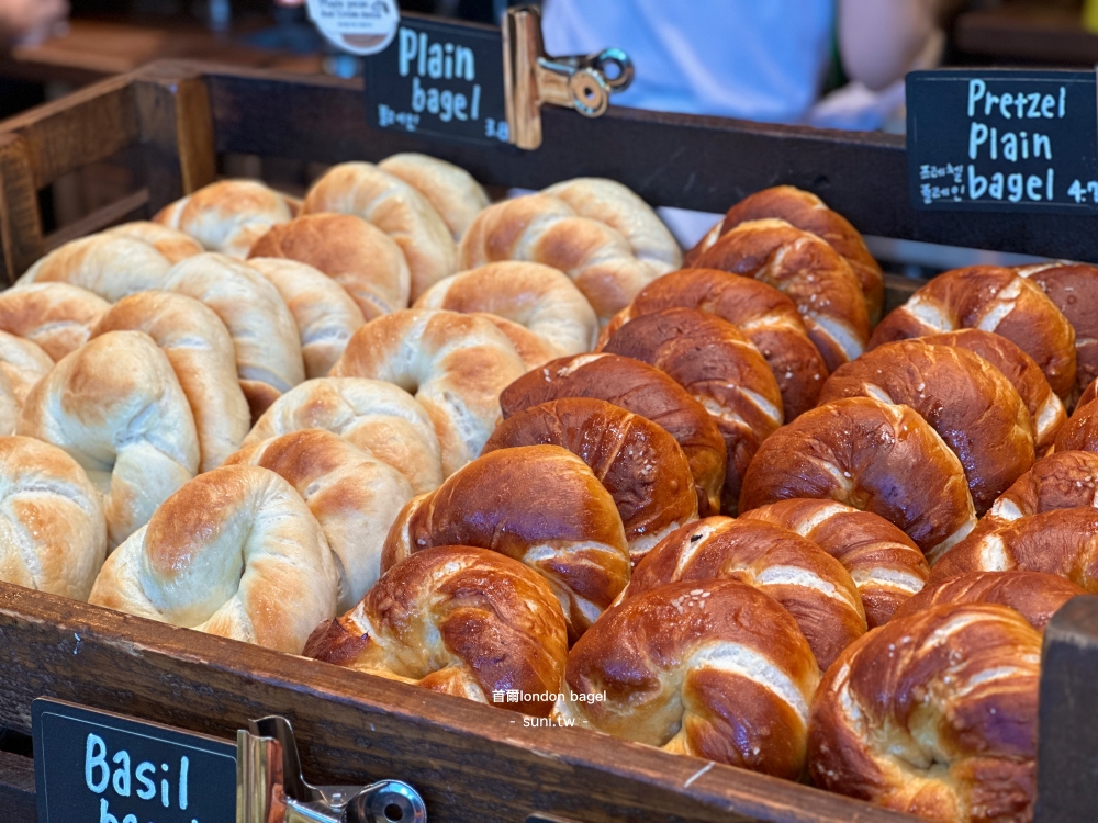 London Bagel Museum Plain Bagel Pretzel Plain Bagel近拍