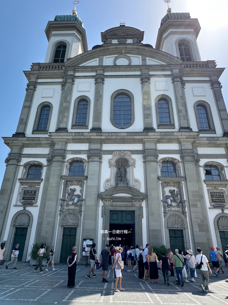 Jesuitenkirche耶穌會教堂外觀洋蔥頂雙塔入口人群