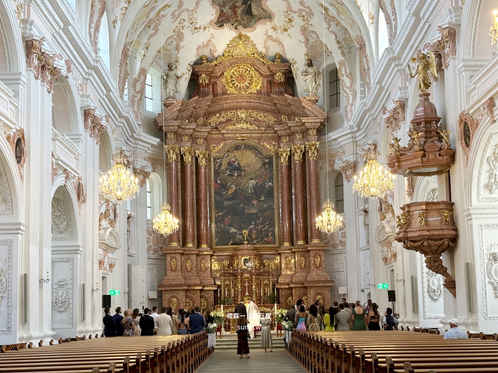 Jesuitenkirche耶穌會教堂內部巴洛克主祭壇粉紅大理石金色裝飾白色拱頂