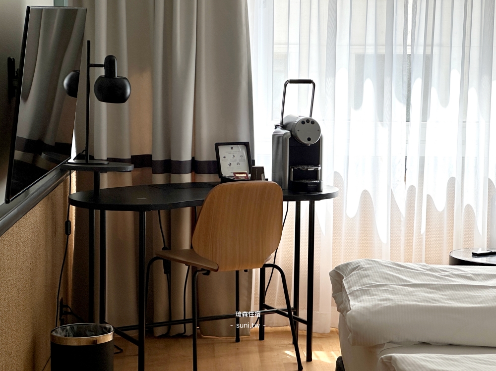 Hotel Luzernerhof房間書桌木椅Nespresso咖啡機窗簾
