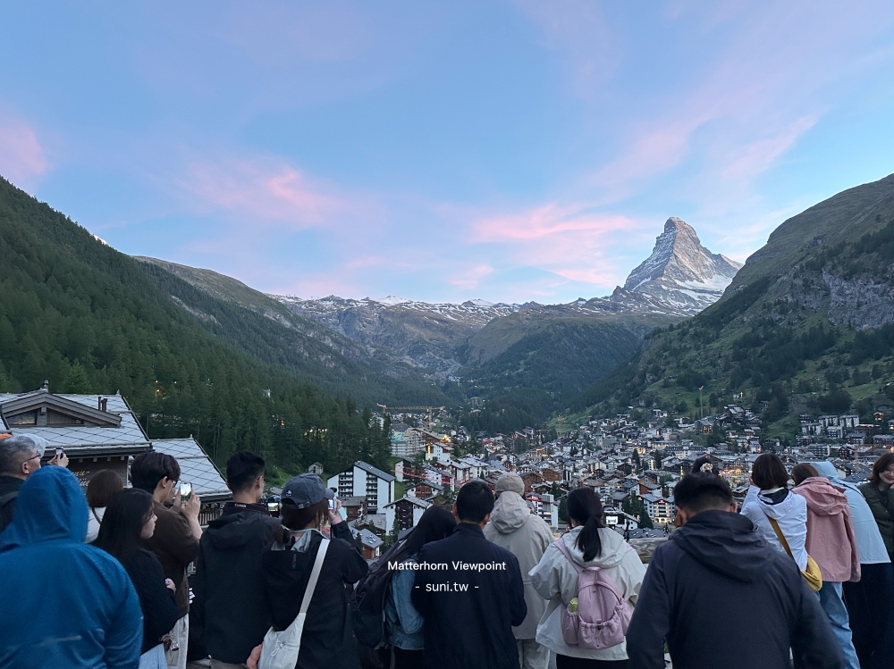 Matterhorn Viewpoint夕陽時段遊客人潮粉紅天空