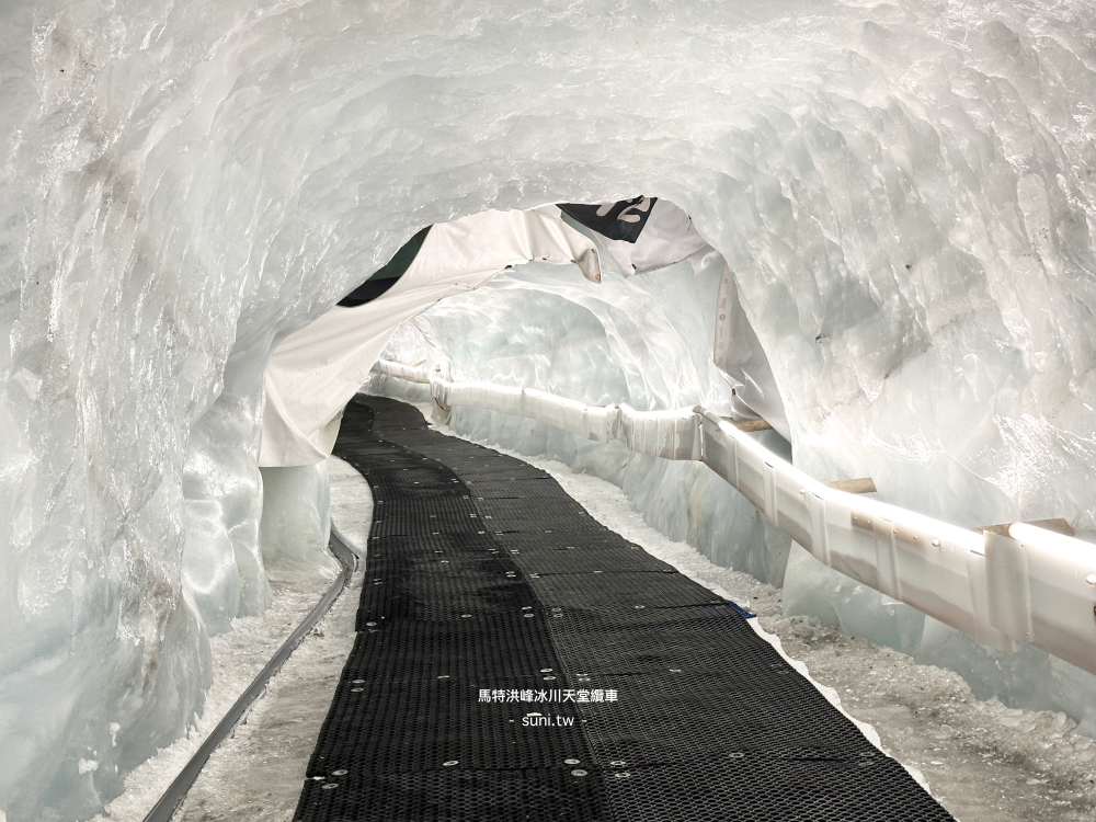 Glacier Palace冰宮冰隧道彎曲冰壁黑色防滑地板